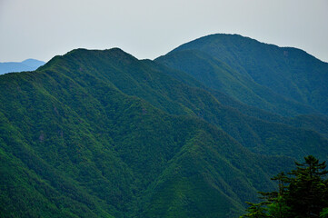 御坂山地の十二ヶ岳より中藤山と破風山と黒岳

