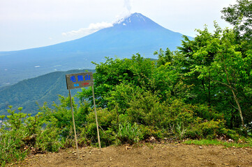 御坂山地の毛無山山頂より　初夏の頃の富士山
