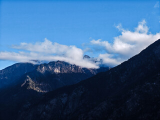 Obraz premium Mountain Range with Clouds and Blue Sky