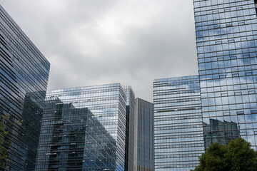 Obraz premium Modern Skyscrapers Reflecting the Sky