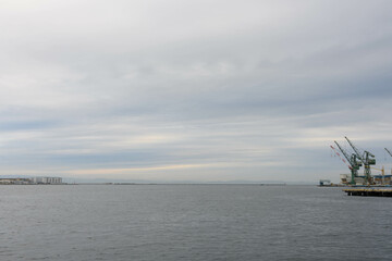 神戸メリケンパークから大阪湾を臨む