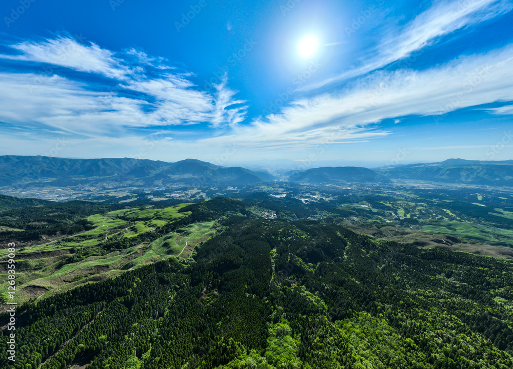 Poster 自然、環境、空撮、ドローン、俯瞰、地平線、太陽、青空、SDGs、パノラマ、展望、風景、景色、景観、絶景、観光、旅行、森林、山林、山嶺、阿蘇山、熊本、カルデラ、新緑、大地、グリーン、エコロジー、サステナブル、持続可能な開発目標、サステナビリティ、グリーントランスフォーメーション、GX、SX、ESG投資、CSR、高原、高地、山地、エシカル、脱炭素社会、カーボンオフセット、カーボンニュートラル、カーボン