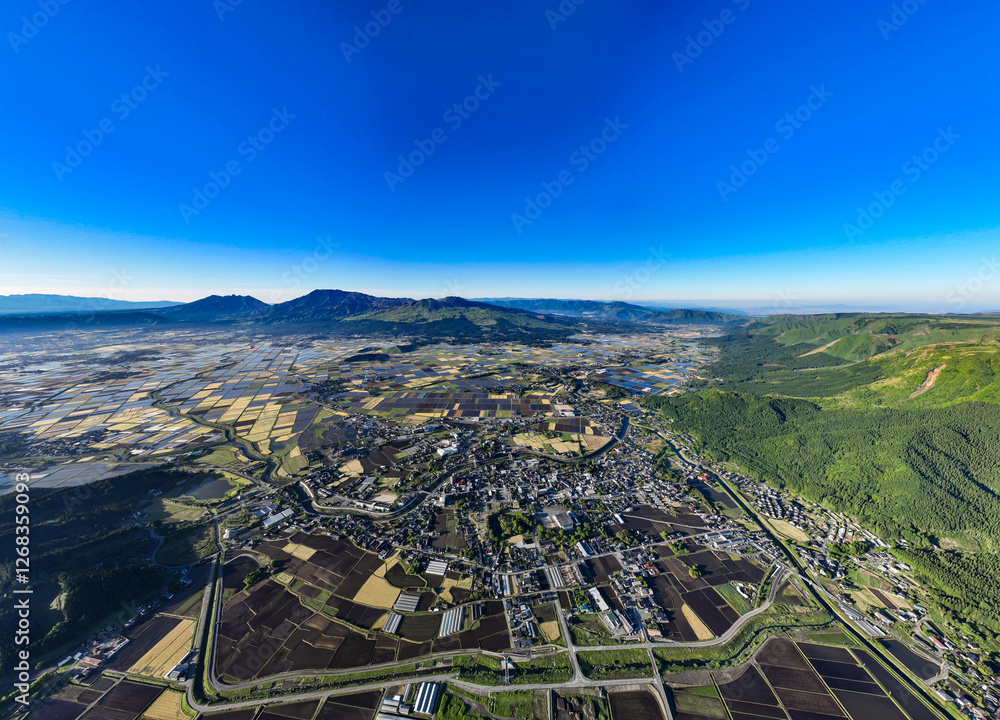 Poster 阿蘇市、農地、農業、阿蘇山、風景、景色、パノラマ、絶景、空撮、ドローン、山麓、都市、街、社会、田畑、農家、道路、インフラ、暮らし、観光、旅行、観光地、青空、地平線、展望、大地、背景、コピースペース、住宅、不動産、環境、自然、景観、明るい、快晴、昼間、超広角、山林、森林、カルデラ、盆地、地形、地理、広告、俯瞰、ハイアングル、行政、自治体、田んぼ