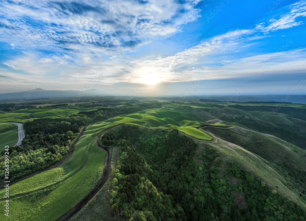 Aufkleber 大地、風景、パノラマ、展望、空撮、朝日、日の出、道路、自然、絶景、阿蘇、熊本、日本、台地、高原、高地、森林、草原、グリーン、明日、未来、将来、観光、旅行、青空、地平線、スカイライン、雲、山脈、山嶺、エコロジー、壮大、雄大、山地、環境、新緑、景色、景色、背景、夜明け、太陽、朝焼け、明るい、牧場、地球、超広角、地方、コピースペース、大自然