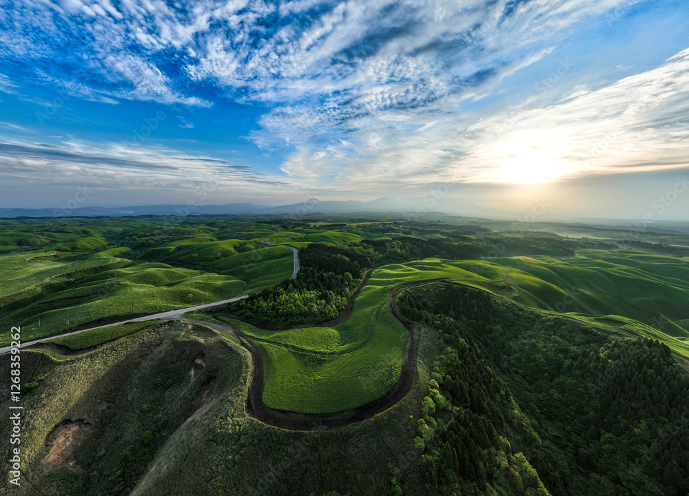 Aufkleber 大地、風景、パノラマ、展望、空撮、朝日、日の出、道路、自然、絶景、阿蘇、熊本、日本、台地、高原、高地、森林、草原、グリーン、明日、未来、将来、観光、旅行、青空、地平線、スカイライン、雲、山脈、山嶺、エコロジー、壮大、雄大、山地、環境、新緑、景色、景色、背景、夜明け、太陽、朝焼け、明るい、牧場、地球、超広角、地方、コピースペース、大自然