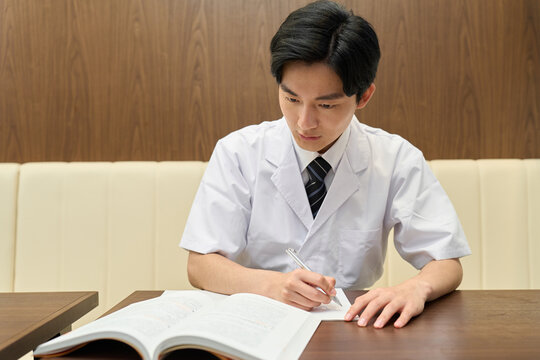 勉強をする和食の料理人