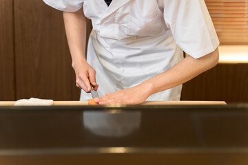 調理をする和食の料理人