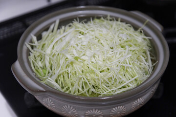 キャベツ鍋を作る様子
