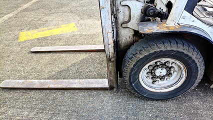 A forklift is parked with both lifting forks open © Sarmiko.id