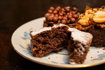 brownie de chocolate partido a la mitad