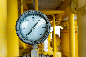 The pressure gauge paging from the pipe on the offshore wellhead does not show pressure.