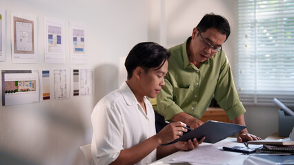 Obraz premium A detailed discussion between engineers about building requirements and material optimization for a large project