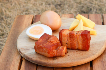 燻製卵とチーズとベーコンのイメージ