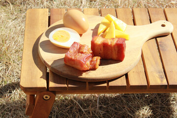 燻製卵とチーズとベーコンのイメージ