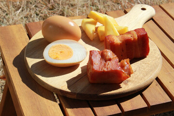 燻製卵とチーズとベーコンのイメージ