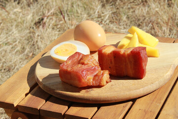 燻製卵とチーズとベーコンのイメージ