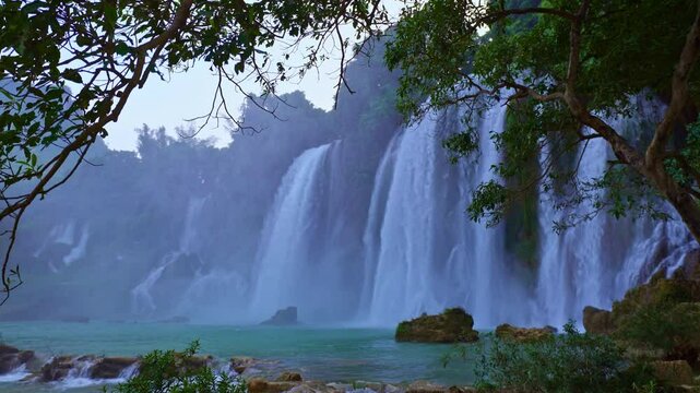 Amazing Ban Gioc Waterfall (Ban Gioc Waterfall) or in China it is called Detian Falls, which is the 4th largest waterfall in the world. Its location is on the border between Vietnam and China