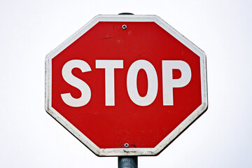 Obraz premium red and white stop sign against a cloudy sky