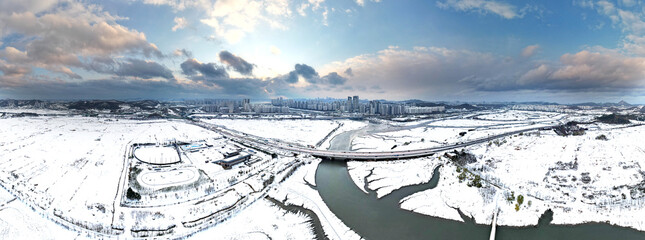 눈 내린 들판과 도시 풍경