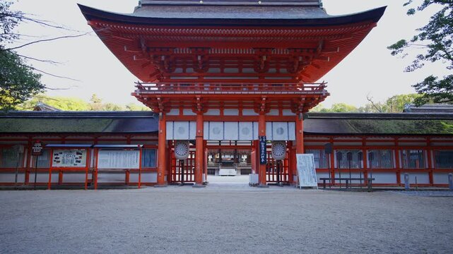 京都　下鴨神社の楼門をくぐり舞殿を望む