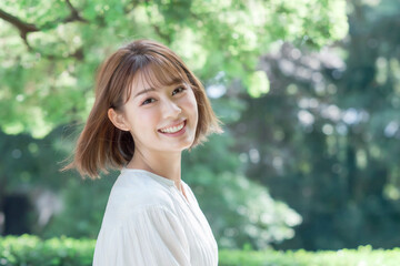 新緑の中の日本人女性 Generative AI