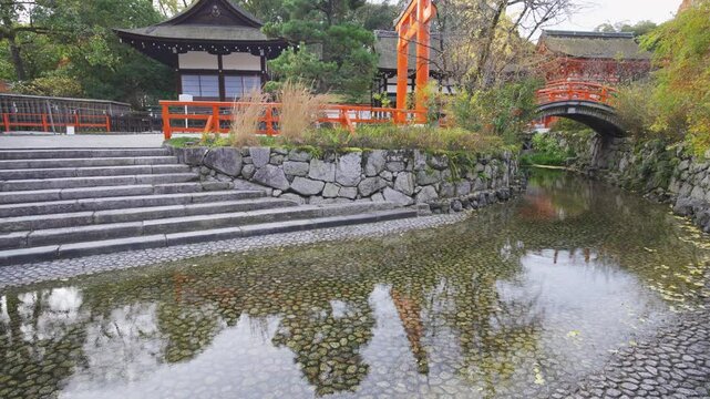 京都　下鴨神社の御手洗池（みたらいいけ）と御手洗社（みたらいしゃ）