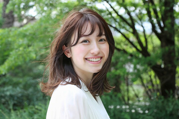 Naklejka premium 新緑の中の日本人女性 Generative AI