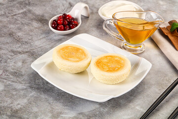 Roasted cheesecakes - Syrniki with honey