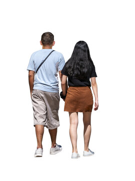 un homme et une femme  vus de dos  qui  marche c&ocirc;te &agrave; c&ocirc;te, l&rsquo;homme porte un t-shirt bleu clair et un short beige, la femme une jupe marron et un t-shirt noir, promenade festivale