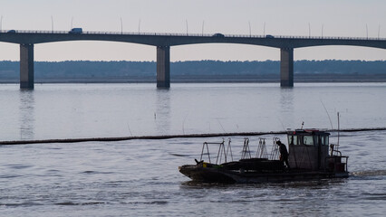Baie de l'île d'Oléron, avec une vue sur des bateaux de pêche et le pont d'Oléron