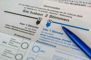 Obraz premium Wahlschein ankreuzen - Stimmzettel - Briefwahl