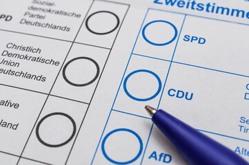 Wahlschein ankreuzen - Stimmzettel - Briefwahl