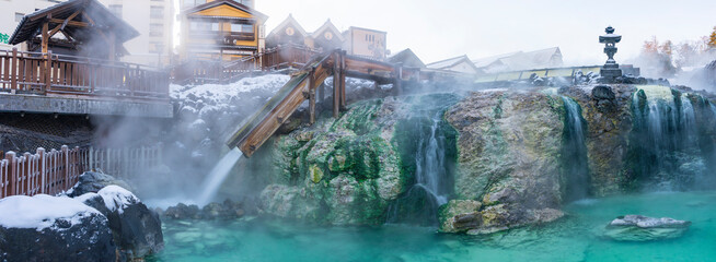 冬の草津温泉　湯畑のパノラマ風景