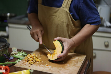 カボチャを切る女性