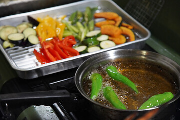 野菜の素揚げをする様子