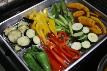 野菜の素揚げをする様子