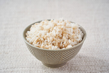 お茶碗によそったもち麦ご飯 – 健康志向のヘルシーフード