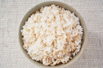 お茶碗によそったもち麦ご飯 – 健康志向のヘルシーフード