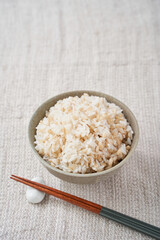 お茶碗によそったもち麦ご飯 – 健康志向のヘルシーフード