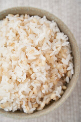 お茶碗によそったもち麦ご飯 – 健康志向のヘルシーフード