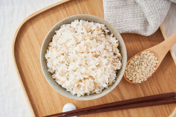 お茶碗によそったもち麦ご飯 – 健康志向のヘルシーフード