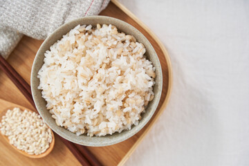 お茶碗によそったもち麦ご飯 – 健康志向のヘルシーフード