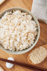 お茶碗によそったもち麦ご飯 – 健康志向のヘルシーフード