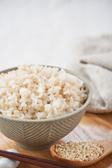 お茶碗によそったもち麦ご飯 – 健康志向のヘルシーフード