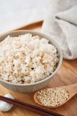 お茶碗によそったもち麦ご飯 – 健康志向のヘルシーフード