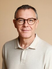 Obraz premium Minimalistic portrait of a confident man with glasses in neutral tones