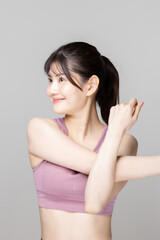 ストレッチをするスポーツウェアの美しい女性