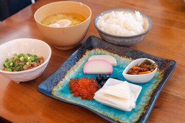 和朝食の食卓、味噌汁とご飯に彩り豊かな小鉢