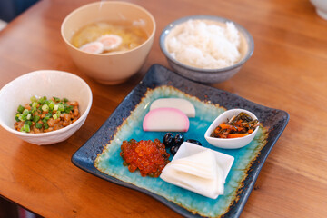 和朝食の食卓、味噌汁とご飯に彩り豊かな小鉢