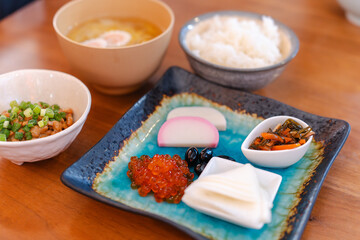 和朝食の食卓、味噌汁とご飯に彩り豊かな小鉢